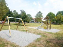 Parco giochi per bambini_altalena e scivolo