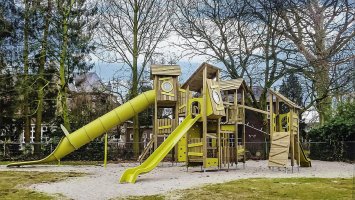 Large wooden play facilities_1