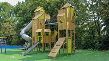 Large wooden play facilities_9
