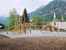 Playground in legno inaugurato a Riva Vakdobbia