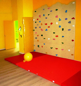 Kirikù playroom_climbing wall