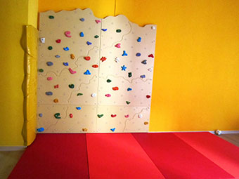 Kirikù playroom_climbing wall 2